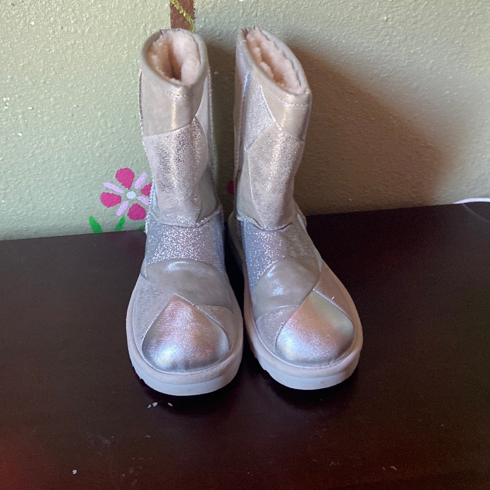 Silver UGGs boots gently used size 5